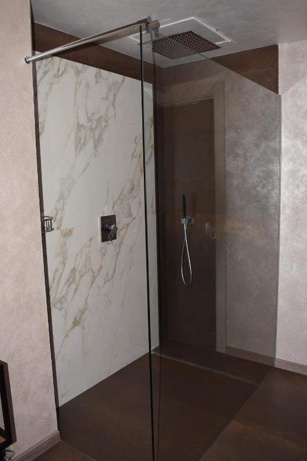 Garda Fantasy Apartment - Jacuzzi Дезенцано-дель-Гарда Екстер'єр фото