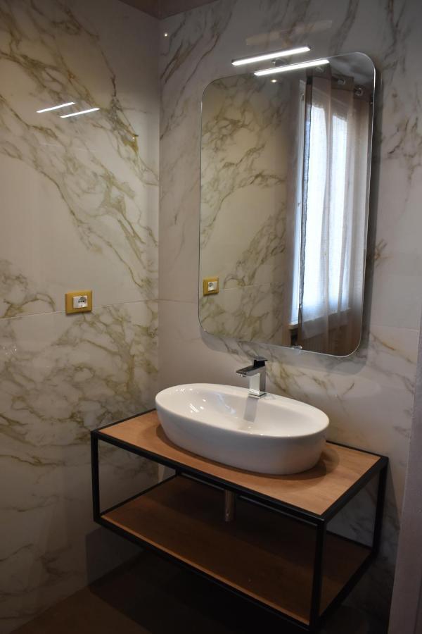 Garda Fantasy Apartment - Jacuzzi Дезенцано-дель-Гарда Екстер'єр фото