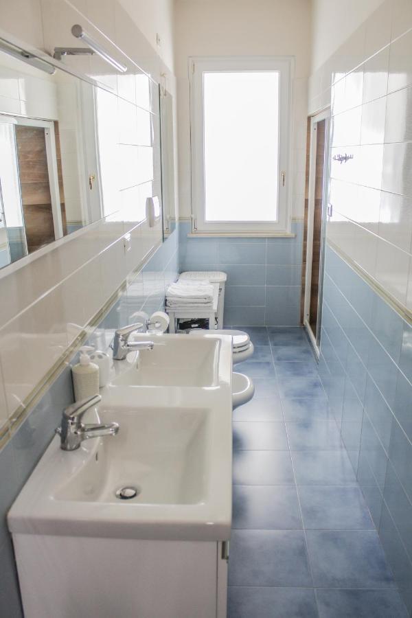 Garda Fantasy Apartment - Jacuzzi Дезенцано-дель-Гарда Екстер'єр фото