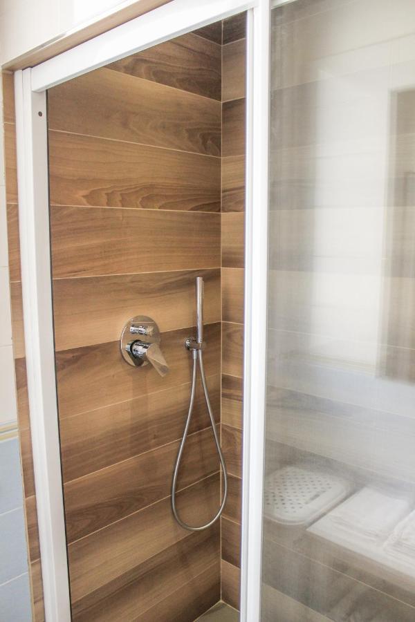 Garda Fantasy Apartment - Jacuzzi Дезенцано-дель-Гарда Екстер'єр фото