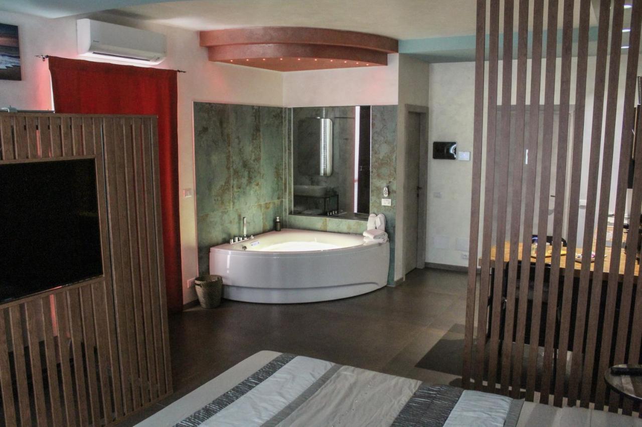 Garda Fantasy Apartment - Jacuzzi Дезенцано-дель-Гарда Екстер'єр фото