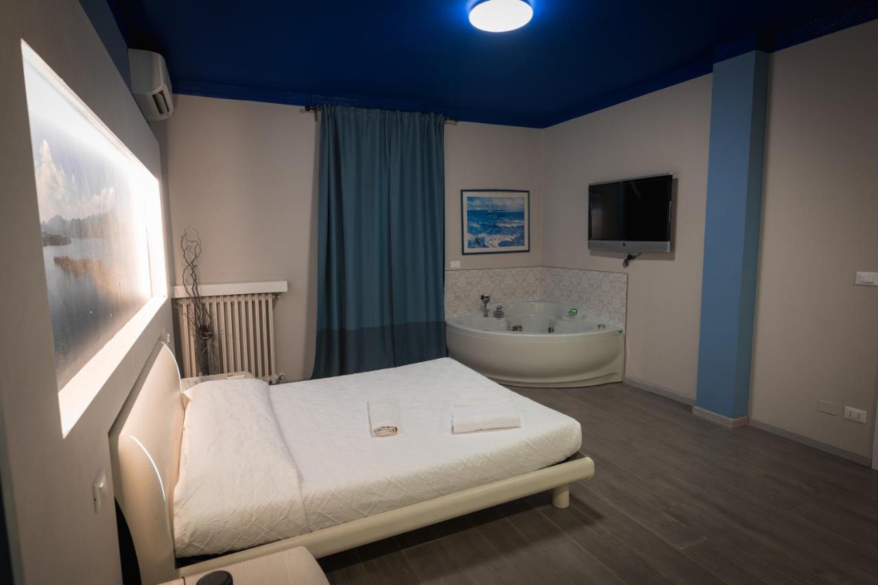 Garda Fantasy Apartment - Jacuzzi Дезенцано-дель-Гарда Екстер'єр фото